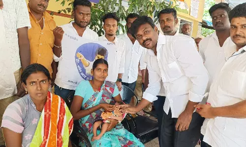 தோகைமலை விஜய் மக்கள் இயக்கத்தின் சார்பில் நடிகர் விஜய் பிறந்தநாளில் பிறந்த  2 குழந்தைகளுக்கு தங்க மோதிரம்