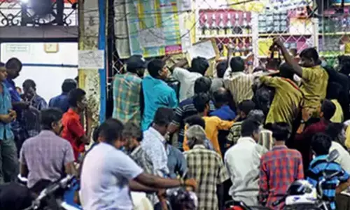 கரூர் மாவட்டத்தில் கூடுதல் விலைக்கு மது விற்றால் நடவடிக்கை