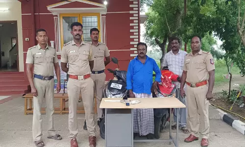 திண்டிவனம் பகுதியில்  குலுக்கல் முறையில் லாட்டரி சீட்டு விற்றவர் கைது: ரூ.50 ஆயிரம் பணம்- செல்போன்கள் பறிமுதல்