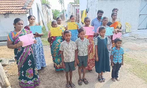 வாங்கிய கடனை திருப்பி கேட்டு கடும் நெருக்கடி- குழந்தைகளை பள்ளிக்கு அனுப்பாமல் தலைமறைவாகும் பெற்றோர்