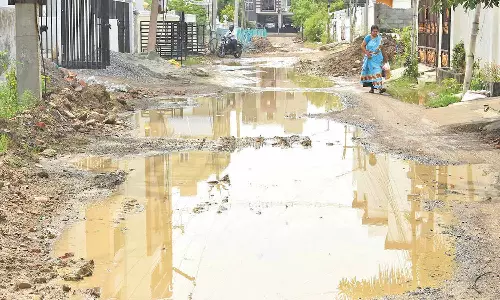 குண்டும் குழியும் சேறும் சகதியுமாகி மாட்டு வண்டி கூட செல்ல முடியாத மடிப்பாக்கம் சாலைகள்