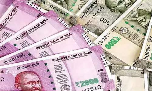 பைக்கில் இருந்து ரூ.5 லட்சம் திருடிய வாலிபர் கைது