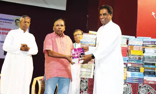 திருப்பத்தூர் தூய நெஞ்சக் கல்லூரி மாணவர்களுக்கு ரூ.4.18 லட்சம் மதிப்பில் புத்தகங்கள்