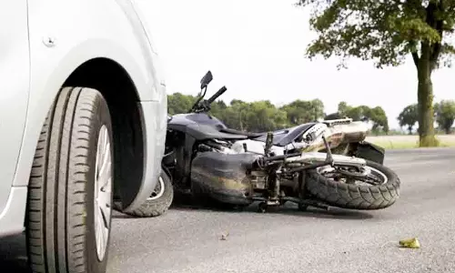 பைக் மீது கார் மோதி வாலிபர் பலி