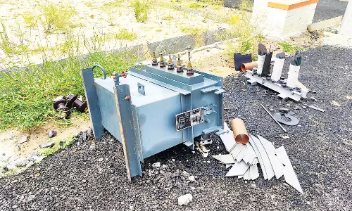 ஒரே மாதத்தில் 5 இடங்களில் வேட்டை:  தேன்கனிகோட்டையில் டிரான்ஸ்பார்மரில் மின்கம்பி திருட்டு