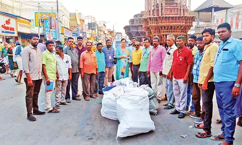 நெல்லையில் 105 கிலோ பிளாஸ்டிக் பறிமுதல்- கடை உரிமையாளர்களுக்கு ரூ.35 ஆயிரம் அபராதம்