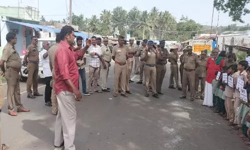 பர்கூர் பள்ளி மாணவர்கள், பெற்றோர் ஆர்ப்பாட்டம்