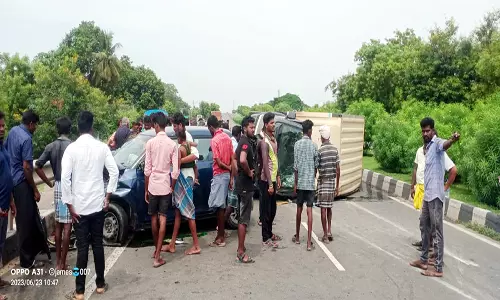 மடப்பட்டு அருகே கார் மீது உரசி மினி லாரி கவிழ்ந்து 3 பேர் படுகாயம்