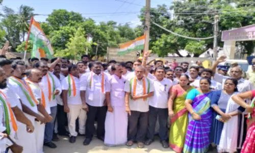 விஜய் வசந்த் எம்.பி. பற்றி சமூக வலைத்தளத்தில் அவதூறு பரப்பியவரை கைது செய்யக்கோரி எஸ்.பி. அலுவலகத்தை முற்றுகையிட்டு