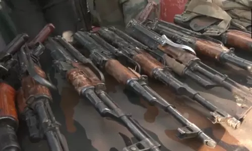 ஜம்மு காஷ்மீரில் ஏ.கே. ரக துப்பாக்கிகள் உள்ளிட்ட ஆயுதங்கள் பறிமுதல்