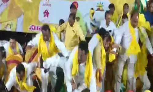 திடீரென வீசிய காற்றில் சரிந்து விழுந்த மேடை.. தெலுங்கு தேசம் கட்சி நிர்வாகிகள் காயம்