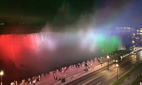 பிரதமர் மோடியை வரவேற்கும் விதமாக மூவர்ணக் கொடியில் ஜொலித்த நயாகரா நீர்வீழ்ச்சி