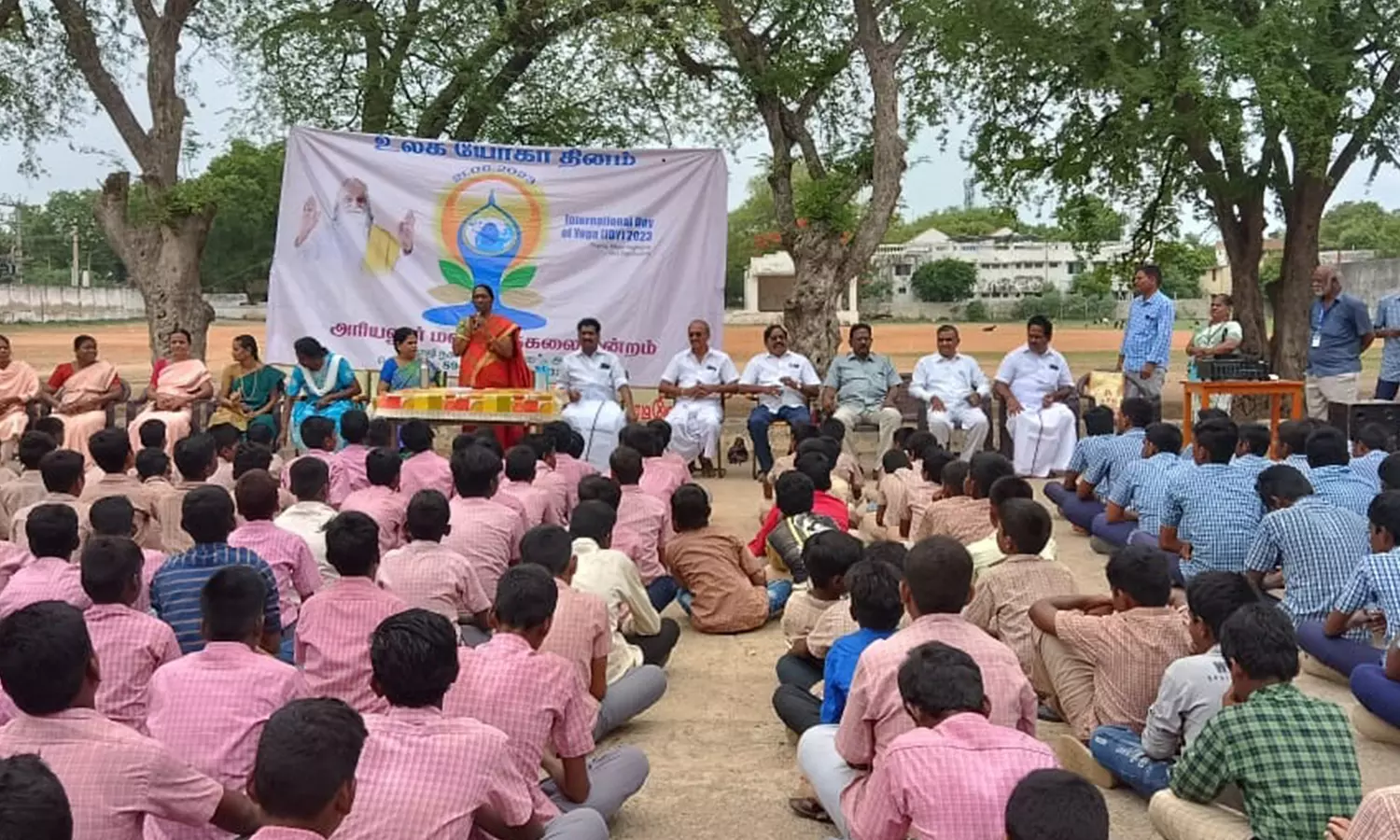 அரசுப் பள்ளிக்கு உபகரணங்கள் வழங்கும் விழா அரசுப் பள்ளிக்கு உபகரணங்கள் வழங்கும் விழா