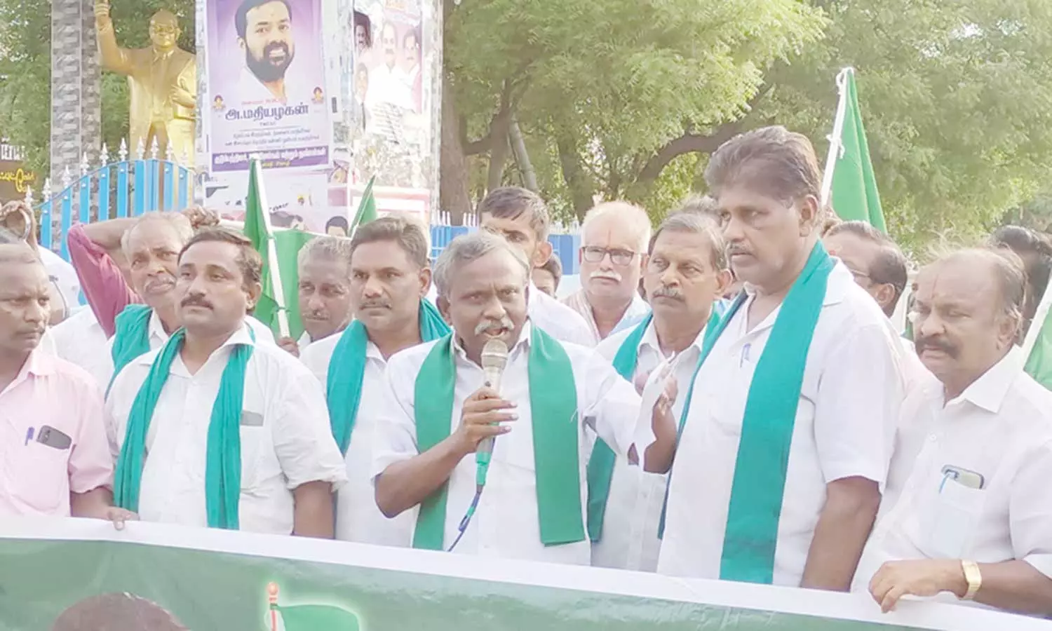 பேரிடர் பாதித்த தாலுகாவாக சீர்காழி, தரங்கம்பாடியை அறிவிக்கக்கோரி ஆர்ப்பாட்டம் பேரிடர் பாதித்த தாலுகாவாக சீர்காழி, தரங்கம்பாடியை அறிவிக்கக்கோரி ஆர்ப்பாட்டம்