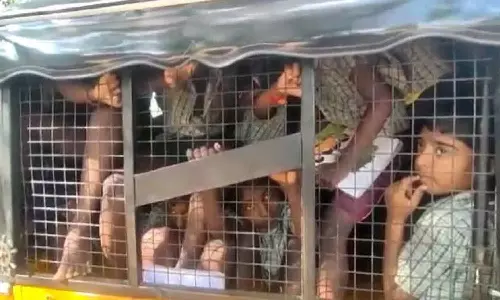 ஆட்டோவில் அதிக அளவில் பள்ளி குழந்தைகளை ஏற்றிச்சென்ற டிரைவர்களுக்கு அபராதம்