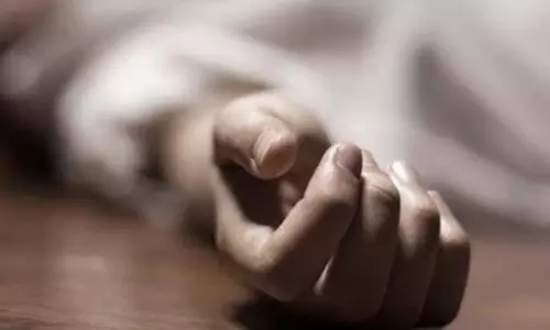 வீட்டில் மர்மமான முறையில் இறந்த பெண்ணின் கழுத்தில் காயங்கள்- போலீசார் விசாரணை