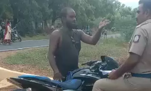 சட்டையை கழற்றிவிட்டு என்னுடன் சண்டைக்கு வா குடிபோதையில் போலீஸ்காரரை ஆபாசமாக பேசிய வாலிபர்