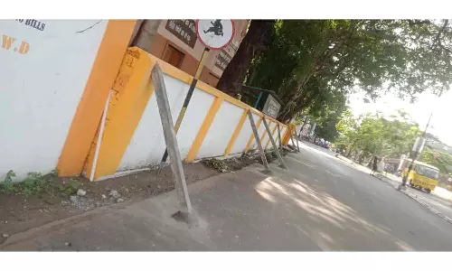 அரசு பள்ளி சுற்றுச்சுவர் இடிந்து விழும் அபாயம்