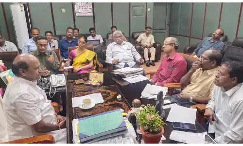 அதிகாரிகளுடன் அமைச்சர் லட்சுமிநாராயணன் ஆலோசனை