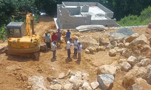 திருவட்டார் அருகே பாறையை உடைத்து கடத்த முயற்சி - 4 பேர் மீது வழக்கு