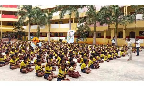 மாணவர்களுக்கு யோகா தியான பயிற்சி