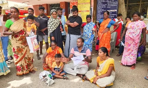 தவறான அறுவை சிகிச்சை செய்ததாக குடும்பத்தினர் தீக்குளிக்க முயற்சி