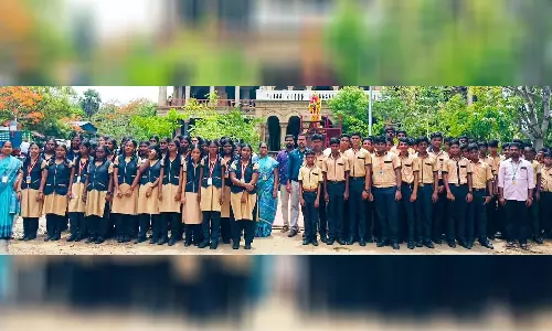 ஸ்ரீ வெங்கடேஸ்வரா மெட்ரிக். பள்ளி மாணவர்கள் மாமன்னர் சிலைக்கு மலர் தூவி மரியாதை