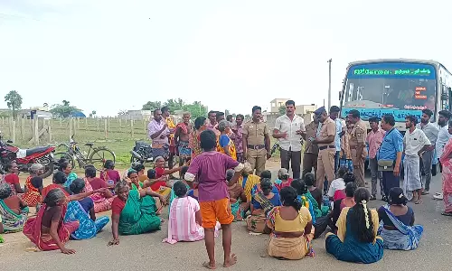 பொன்னமராவதி அருகே அரசு மதுபானக்கடைகளை அகற்றகோரி பெண்கள் சாலை மறியல்