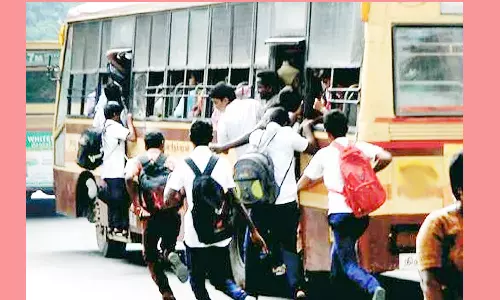 அரசு பஸ்களில் படிக்கட்டில் நின்றபடி ஆபத்தான முறையில் பயணம் செய்யும் மாணவர்கள்
