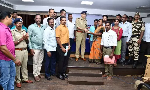 உயிரிழந்த போலீஸ் ஏட்டு குடும்பத்துக்கு ரூ.14 லட்சம் நிதி திரட்டிய காவலர்கள்