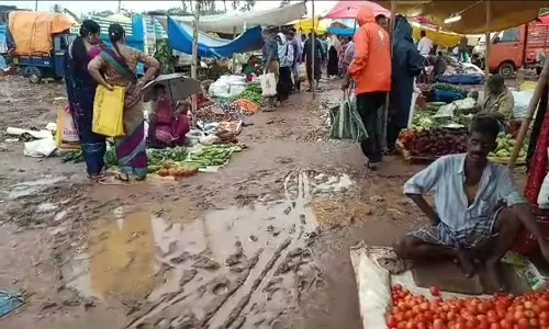 மழைக்காலம் தொடங்கும் முன்பு காரைக்கால் வாரச்சந்தையை சீரமைக்க வேண்டும்: வியாபாரிகள், பொதுமக்கள் கோரிக்கை
