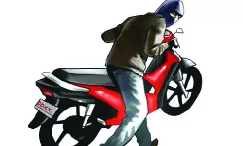குளித்தலை அருகே பைக் மாயம்
