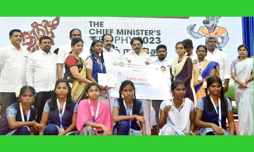 மாணவ-மாணவிகள் விளையாட்டிலும் சாதனை படைக்க வேண்டும்-அமைச்சர்கள் பேச்சு