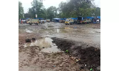 வாரச்சந்தையை அடிப்படை வசதிகளுடன் சீரமைக்க வேண்டும்