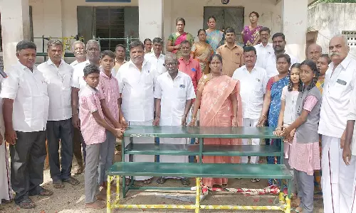 குடியாத்தம் அக்ராவரம் அரசு பள்ளியில் மாணவர்களுக்கு ரூ.2 லட்சம் மதிப்பிலான இருக்கைகள்