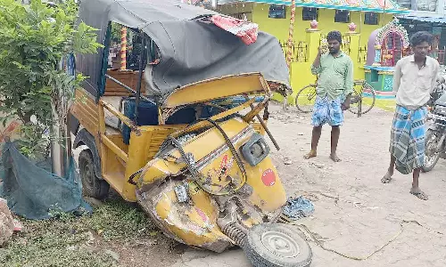 ஆட்டோ மீது லாரி மோதி டிரைவர் பலி
