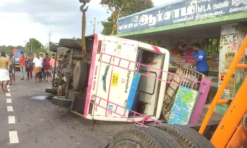 கார் மோதி பெண் பரிதாப சாவு; வேன் கவிழ்ந்ததில் 13 பேர் படுகாயம்