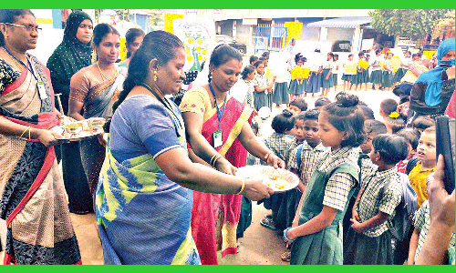 தொண்டி பள்ளியில் மாணவர் சேர்க்கை பேரணி