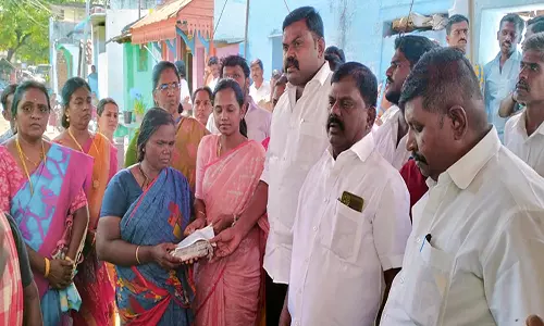 பாளை மத்திய சிறையில் இறந்த வாலிபர் குடும்பத்திற்கு நிவாரணம் வழங்கிய ராஜா எம்.எல்.ஏ.