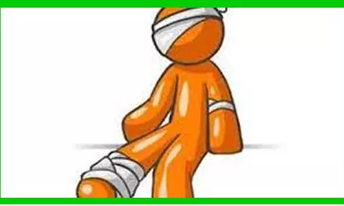 விபத்தில் பட்டாசு ஆலை தொழிலாளி படுகாயம்