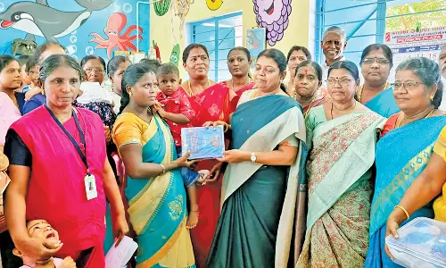 தூத்துக்குடி அங்கன்வாடியில் குழந்தைகளுக்கு செறிவூட்டப்பட்ட பிஸ்கட் பெட்டகங்கள் - அமைச்சர் கீதாஜீவன் வழங்கினார்