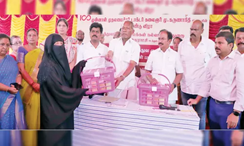 மணக்காடு  காமராஜர் மகளிர் பள்ளியில் காப்பீட்டுத்திட்ட பயனாளிகள் பதிவு செய்யும் முகாம்