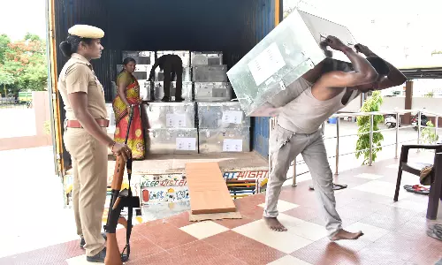 2400 மின்னணு வாக்குப்பதிவு எந்திரங்கள் பாதுகாப்புடன் கொண்டுவரப்பட்டது
