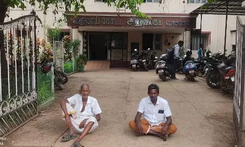 பொன்னேரி கோட்டாட்சியர் அலுவலகம் முன்பு தர்ணா