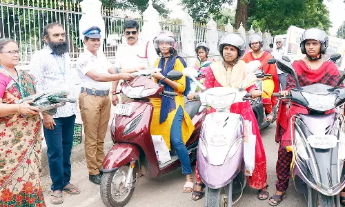 ெஹல்மெட் அணிந்து வந்த பெண்களுக்கு ரூ.1000 மதிப்புள்ள வண்ணசேலை