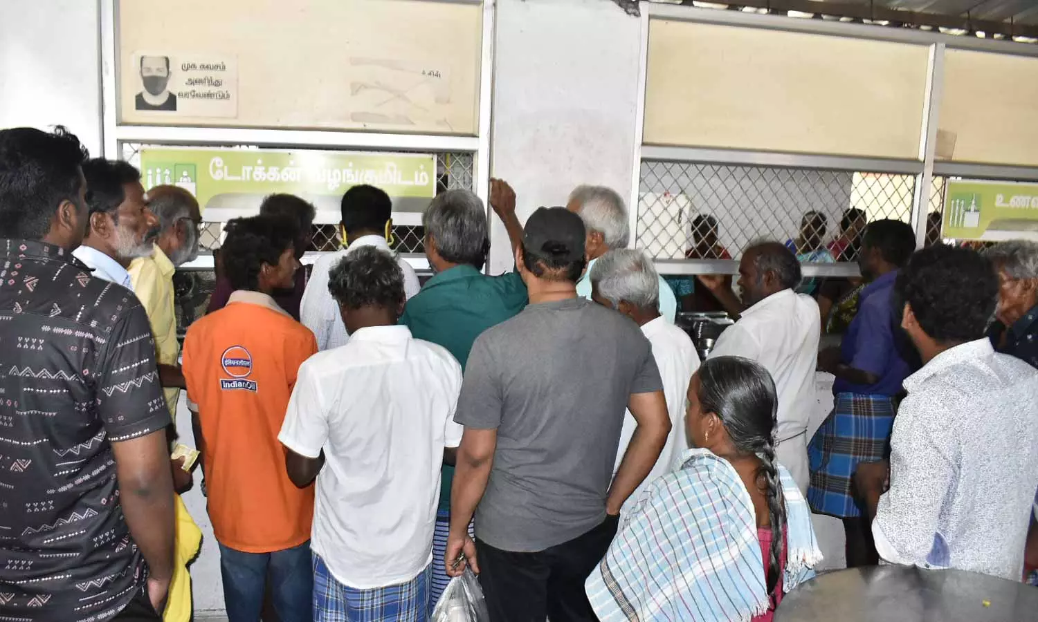 ஈரோடு சின்ன மார்க்கெட் வளாகத்தில் உள்ள அம்மா உணவக ஊழியர்கள் 'திடீர்'  போராட்டம் | Sudden strike by Amma Unavagam workers in Erode Small Market  complex