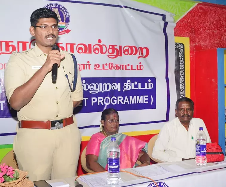 அரசு பள்ளியில் காவலர்-மாணவர் நல்லுறவு திட்டம் அரசு பள்ளியில் காவலர்-மாணவர் நல்லுறவு திட்டம்