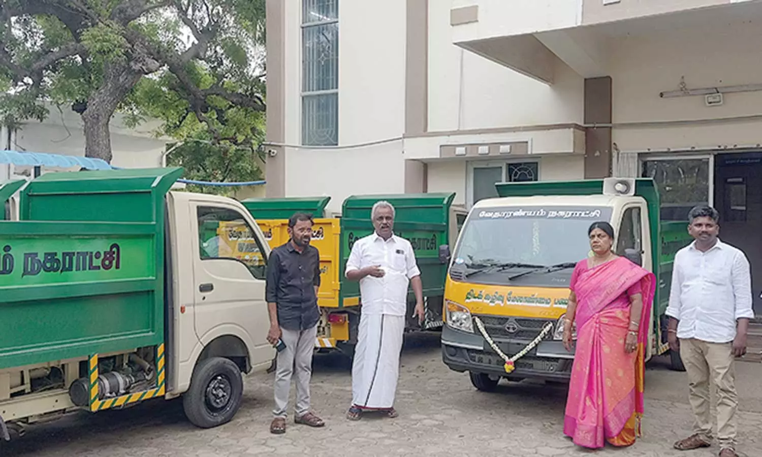 குப்பைகள் அள்ளும் வாகனங்கள் பொதுமக்கள் பயன்பாட்டுக்கு கொண்டு வரப்பட்டது குப்பைகள் அள்ளும் வாகனங்கள் பொதுமக்கள் பயன்பாட்டுக்கு கொண்டு வரப்பட்டது