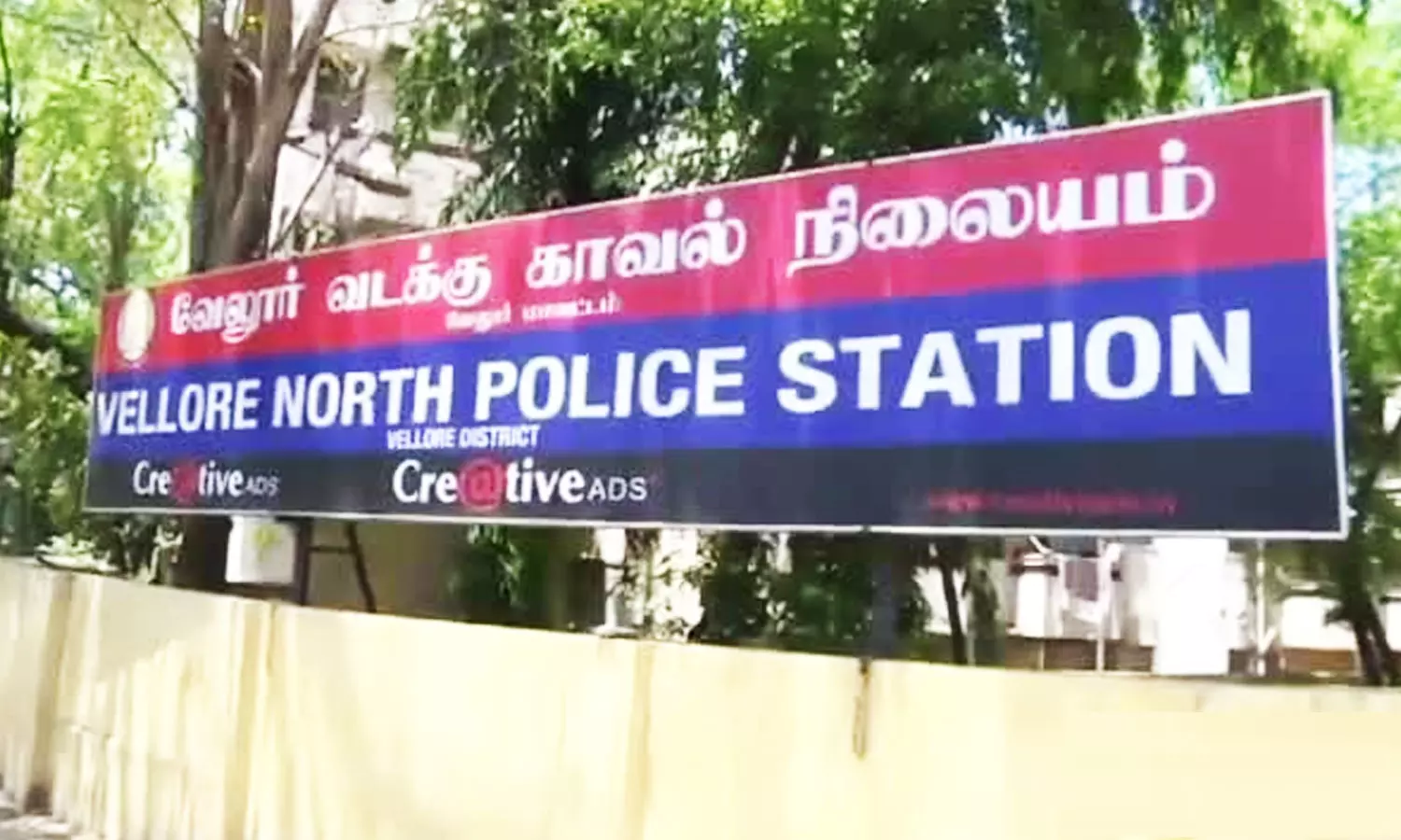 ஆட்டோவில் இருந்து தவறி விழுந்த பை ஆட்டோவில் இருந்து தவறி விழுந்த பை