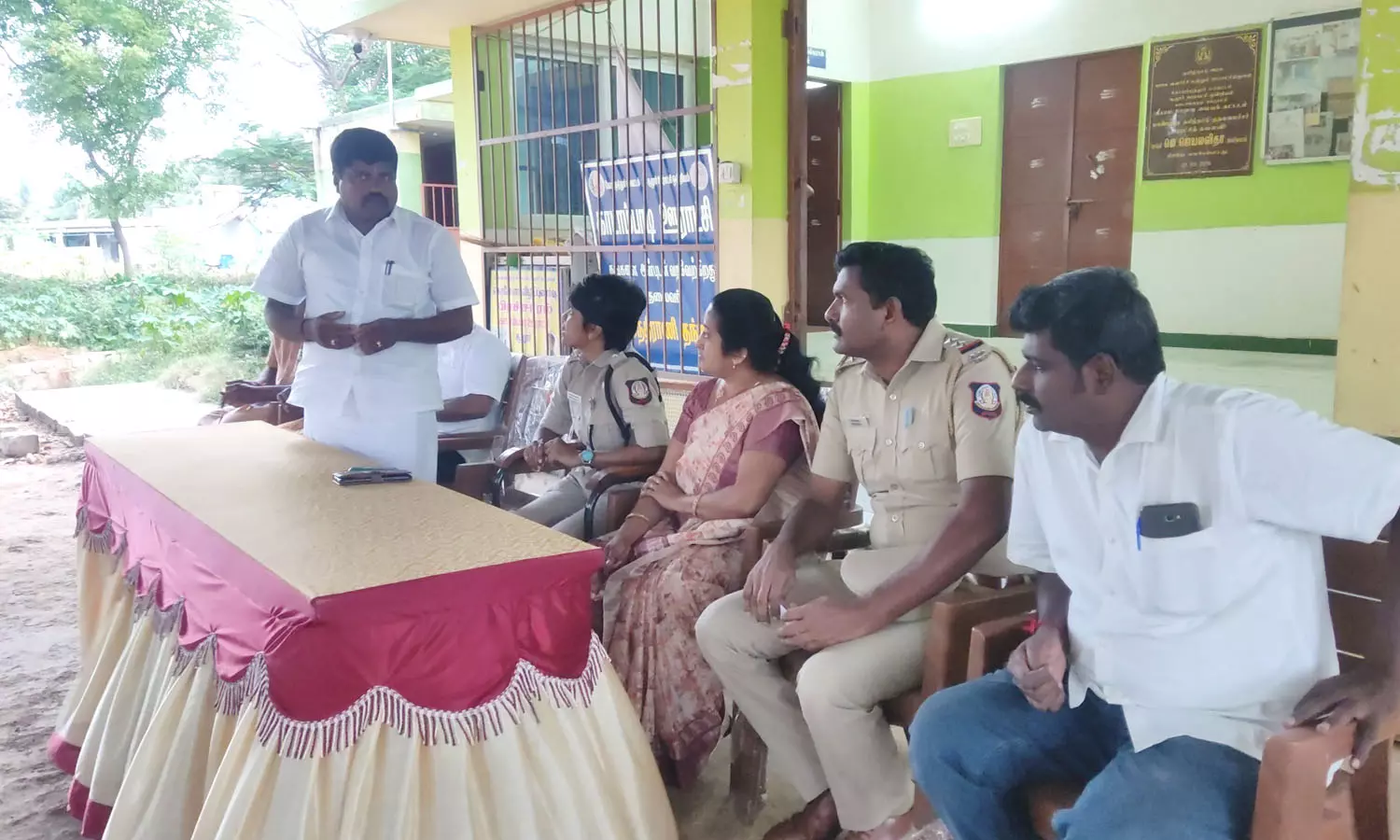 சூலூரில் கஞ்சா விற்பவர்கள் குறித்த தகவல் தெரிவிப்பவர்கள் விவரம் ரகசியம் காக்கப்படும்- டி.எஸ்.பி. தையல் நாயகி பேட்டி சூலூரில் கஞ்சா விற்பவர்கள் குறித்த தகவல் தெரிவிப்பவர்கள் விவரம் ரகசியம் காக்கப்படும்- டி.எஸ்.பி. தையல் நாயகி பேட்டி